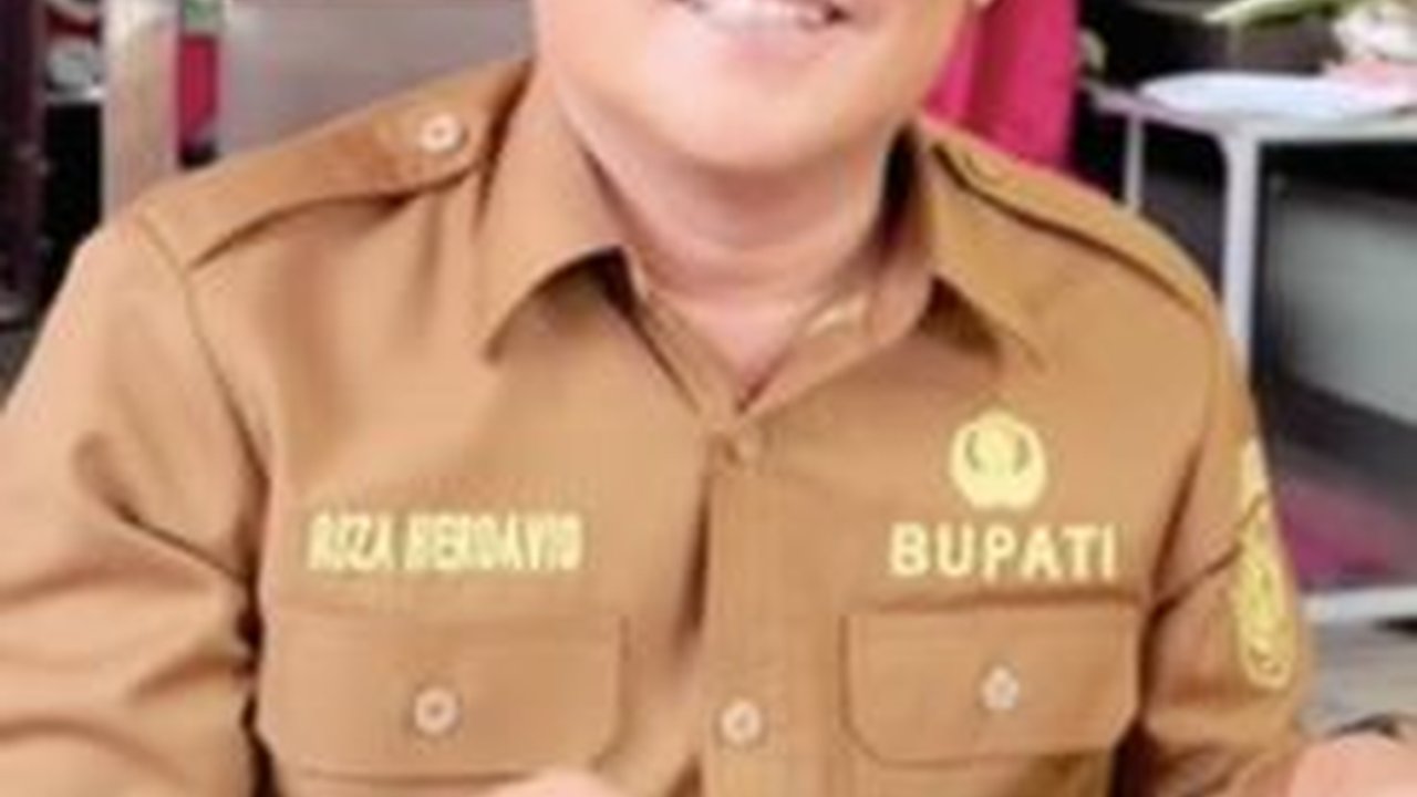 Hilangkan Penat Setelah Seharian Melaksanakan Tugas dari Rakyat, Riza Herdavid Bupati Bangka Selatan Asyik Bermain Organ Tunggal