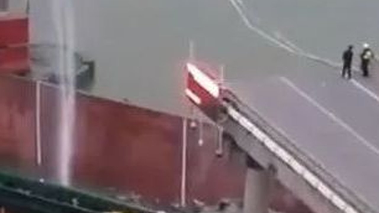 Kapal Kontainer Tabrak Jembatan di China Sampai Jalan Raya Terbelah Dua, Lima Kendaraan Terjun ke Sungai