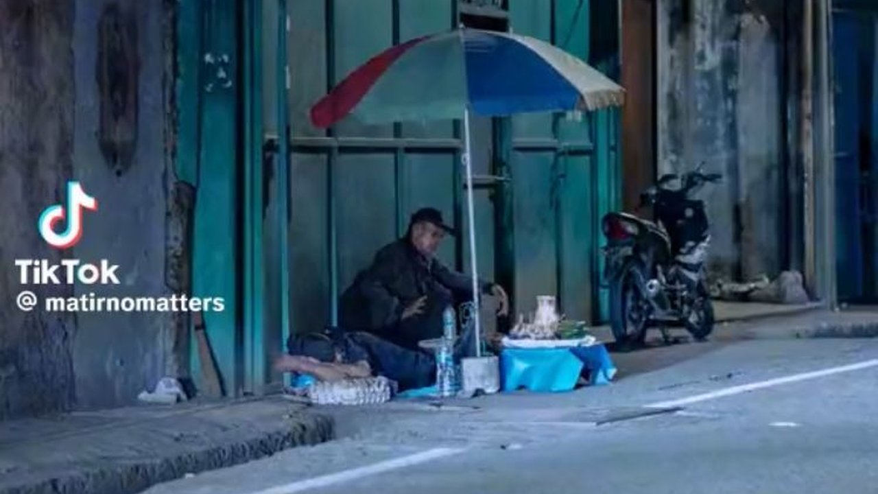 Dagangannya Belum Laku dari Pagi, Momen Pedagang Jajanan Tradisional Menangis saat Dagangannya Diborong Ini Viral