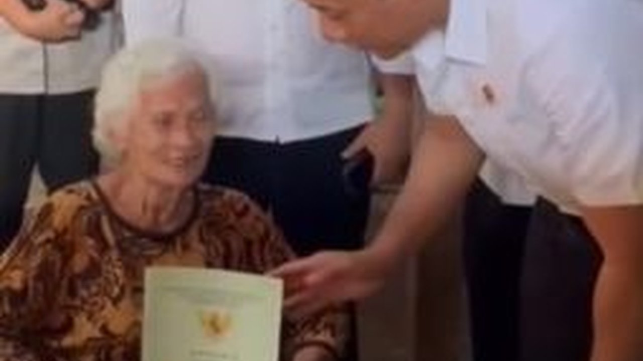 Sehari Setelah Dilantik, AHY Langsung Blusukan ke Manado Temui Warga untuk Berikan Sertifikat Tanah