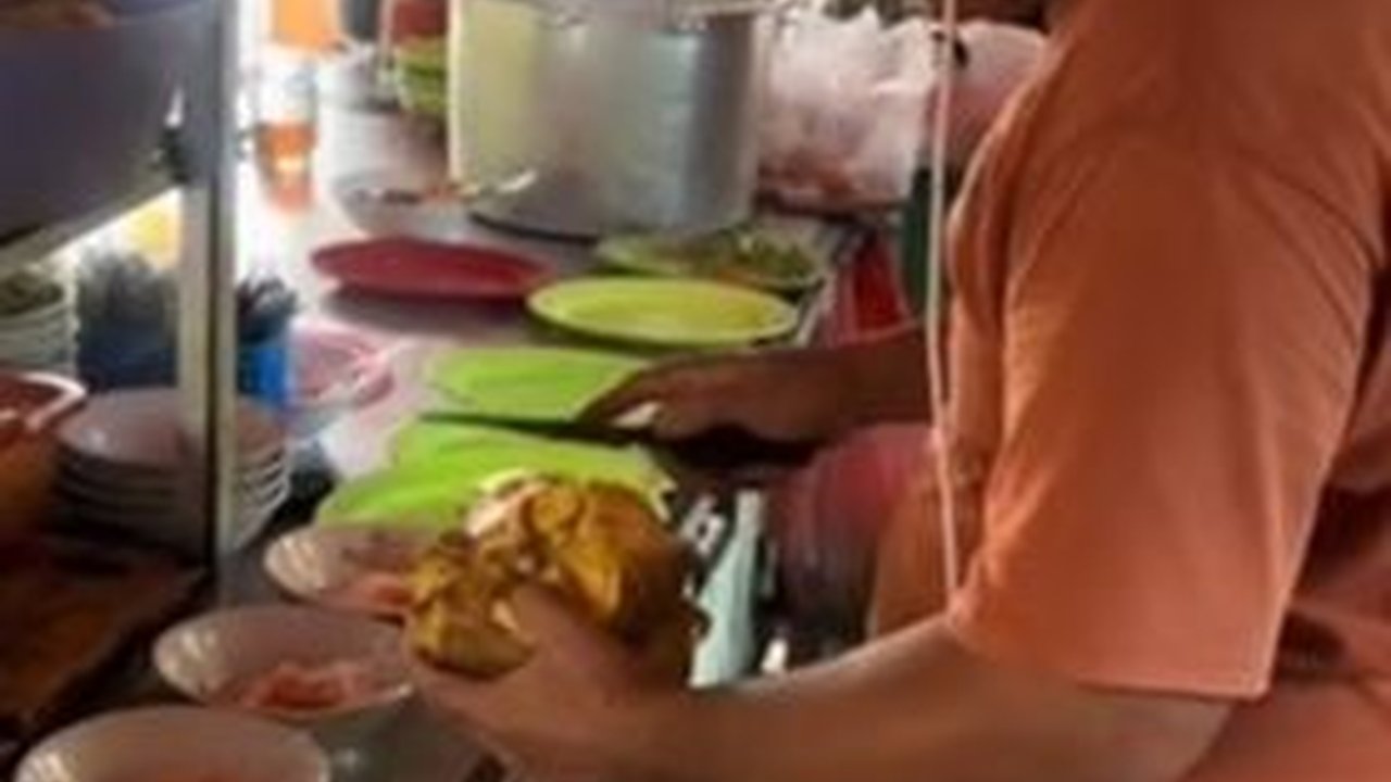 Heboh Tukang Soto Jualan Sambil Pakai Apple Vision Pro, Harganya Bikin Kaget