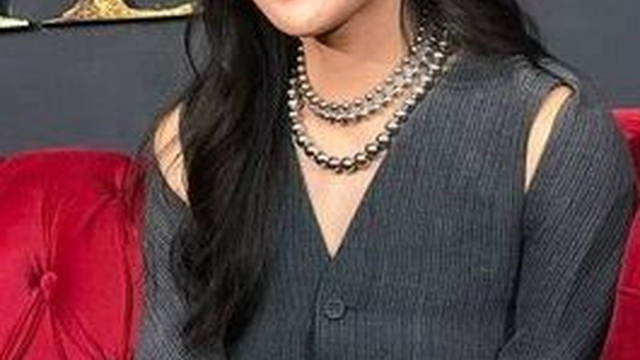 Berikut Ini 7 Potret Cantik Dian Sastrowardoyo Cerita Keterlibatan di Serial 'RATU ADIL'