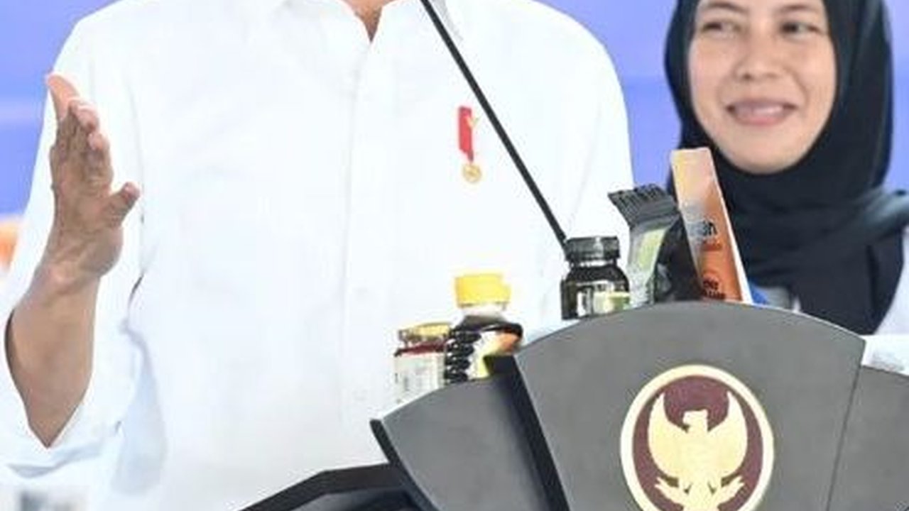 VIDEO: Tawa Meriah Presiden Jokowi Promosi 'Mama Muda' Merek Keripik Rajungan di Maros