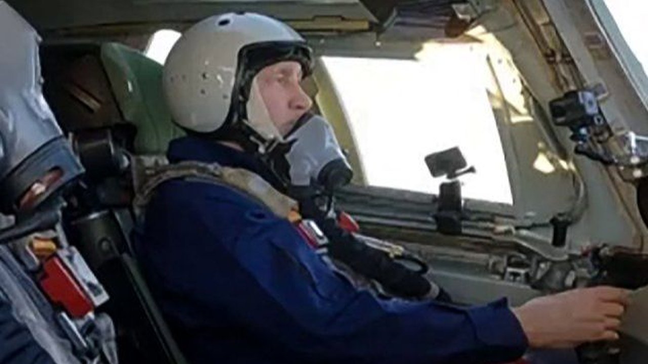 FOTO: Gagah, Ini Gaya Putin Terbangkan Pesawat Supersonik Pengebom Nuklir Rusia