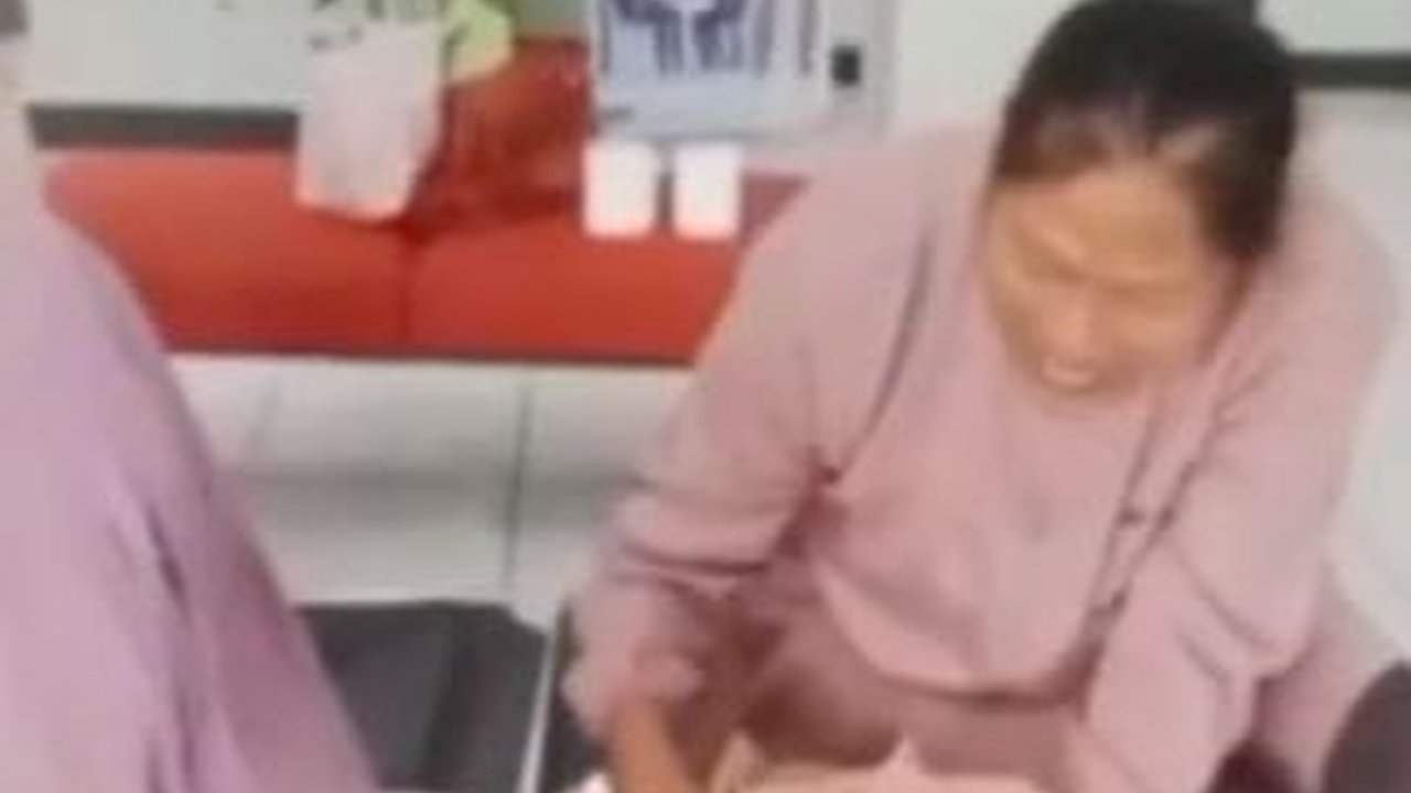 Antre Urus ATM yang Terblokir, Ibu Muda di Subang Melahirkan di Bank
