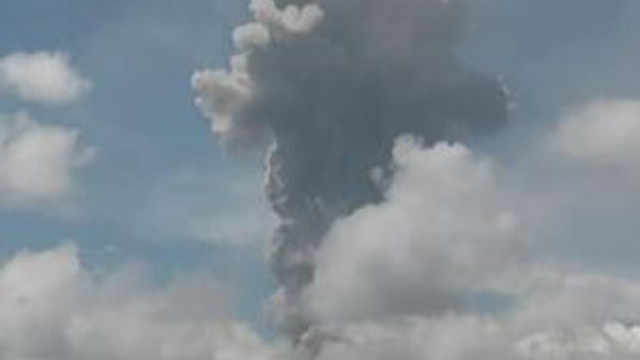 Gunung Dukono di Maluku Utara Meletus & Muntahkan Abu Setinggi 2,7 Kilometer, Ini Penampakannya