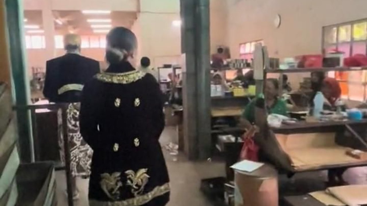 Langsung Jadi Perhatian, Intip Momen Pasangan Calon Pengantin Lakukan Prewedding di Pabrik