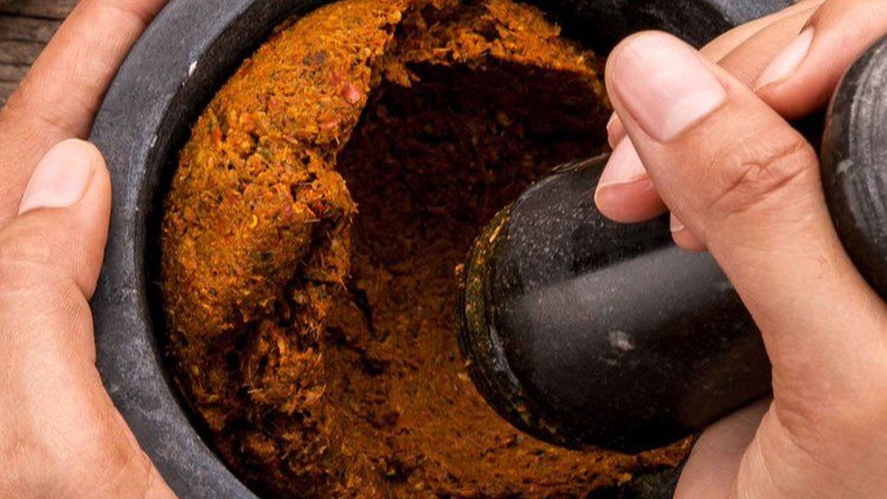 Cara Membersihkan Cobek Batu dengan Benar, Lakukan Hal Ini