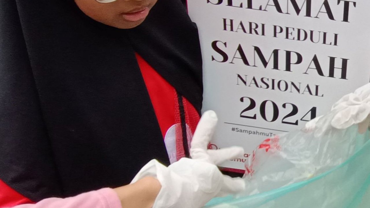 FOTO: Potret Semangat Anak-Anak Yatim Piatu Membersihkan Lingkungan CFD Jakarta dari Sampah-Sampah Berserakan