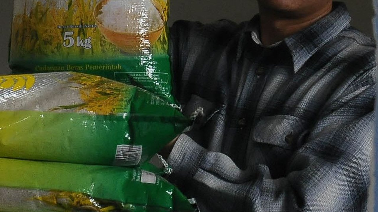 Bulog 'Banjiri' Pasar Johar Karawang dengan SPHP, Sebut Harga Beras Turun