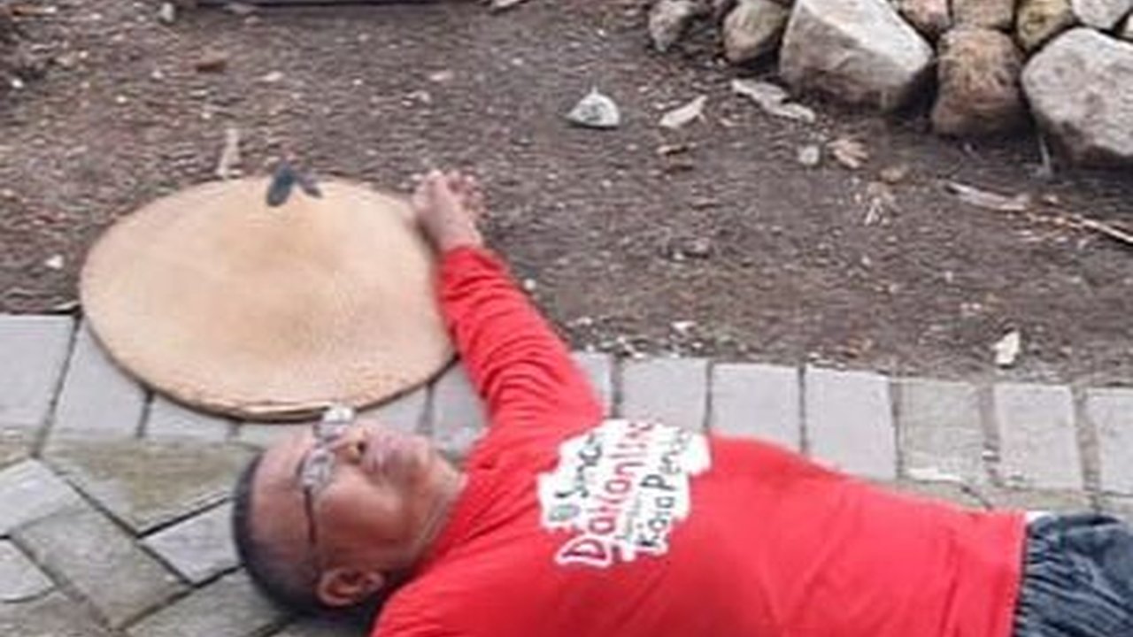 Lama Tak Muncul di Publik, Ternyata Mantan Menteri BUMN Jadi Tukang Batu dan Gali Parit