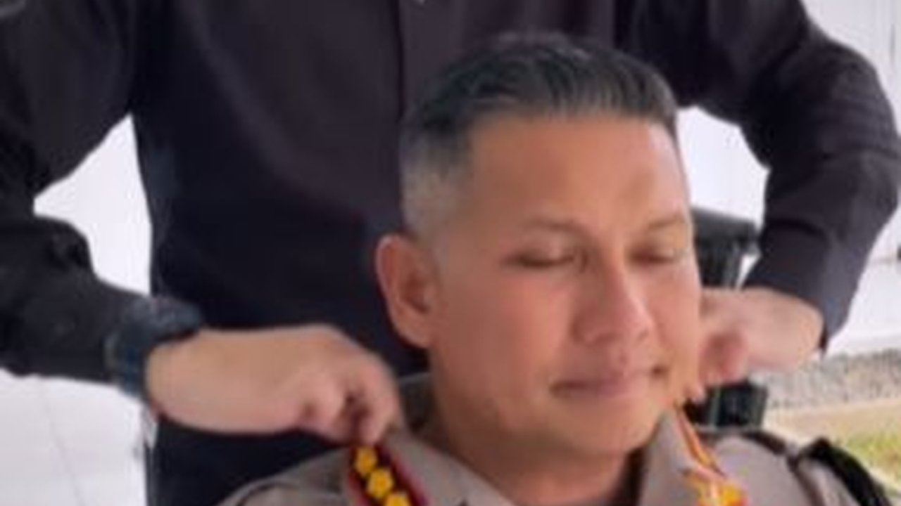 Pangkat di Kerah Baju Dilipat karena Harus Pakai Kain Sarung Cukur, Begini Momen Kombes Budi saat Potong Rambut
