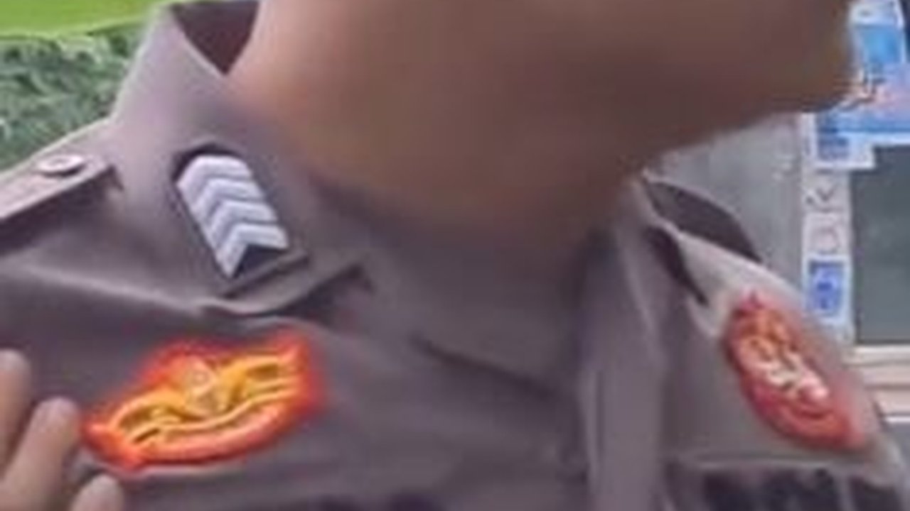 Polisi Berpangkat Bripka Tiba-tiba Ngamuk di Pinggir Jalan Gebuki 'Sosok' Ini, Ending-nya Bikin Ketawa