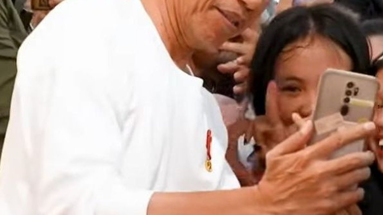 Tawa Meriah Presiden Jokowi Promosi 'Mama Muda' Merek Keripik Rajungan di Maros