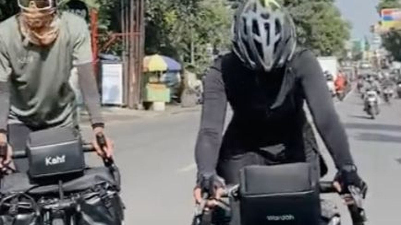 Pasangan Suami Istri Ini Naik Sepeda dari Cimahi ke Makkah, Akasinya Curi Perhatian