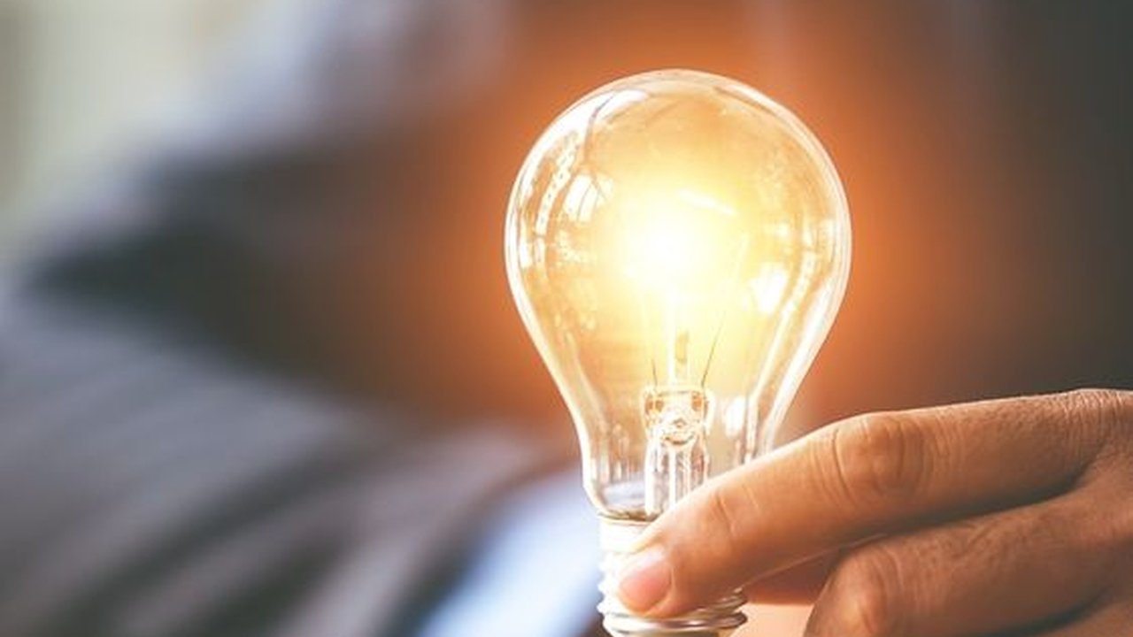 Nggak Mau Biaya Bulanan Membengkak? Begini Cara Menghemat Listrik di Rumah yang Bisa Ditiru