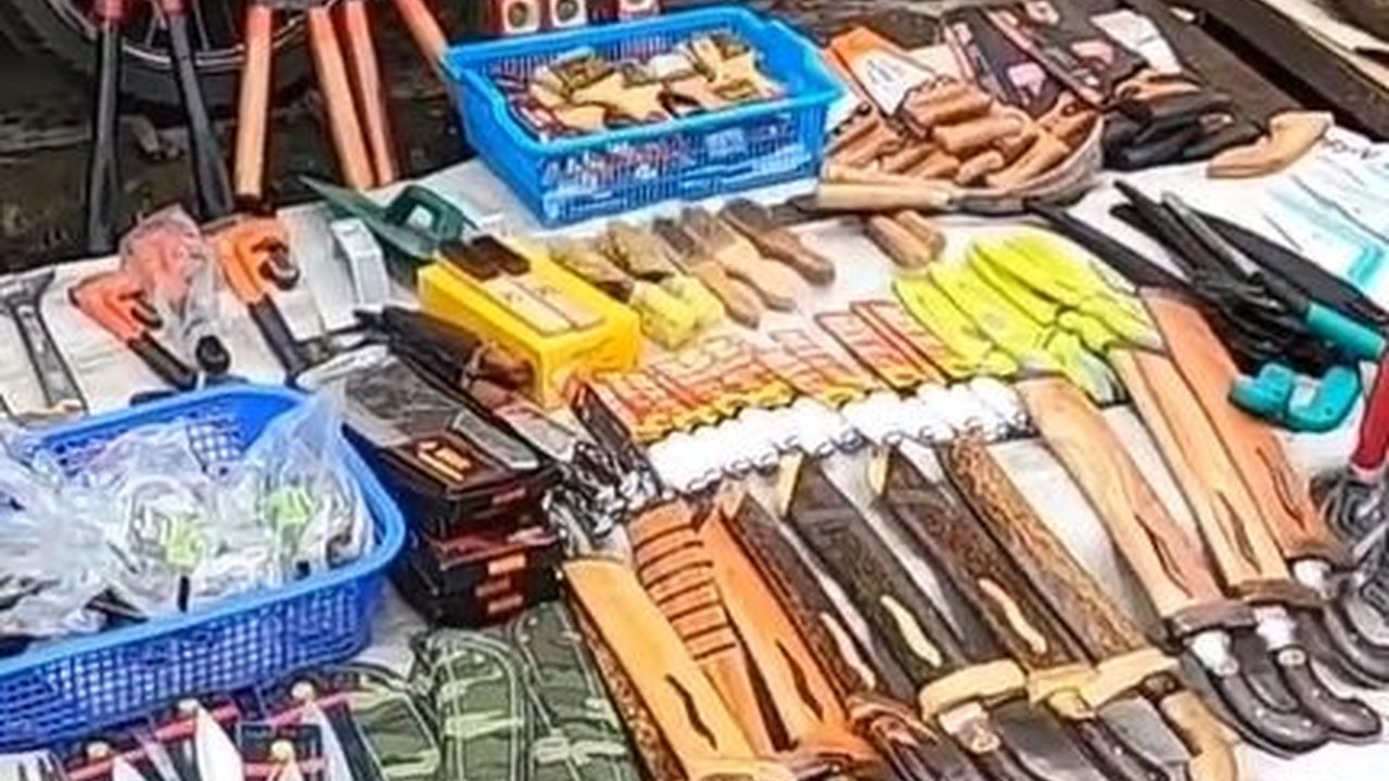 Mengunjungi Pasar Loak Lemahwungkuk di Cirebon, Surganya Perkakas Rumah Tangga sampai HP Bekas