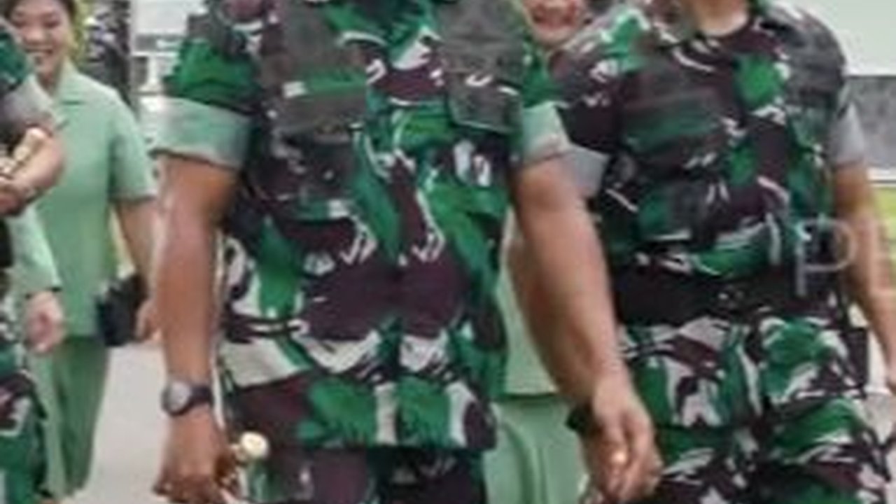 Lidah Pangkostrad TNI AD Dimanjakan Rawon Spesial Buatan Prajurit: Buka Warung Kita Ya