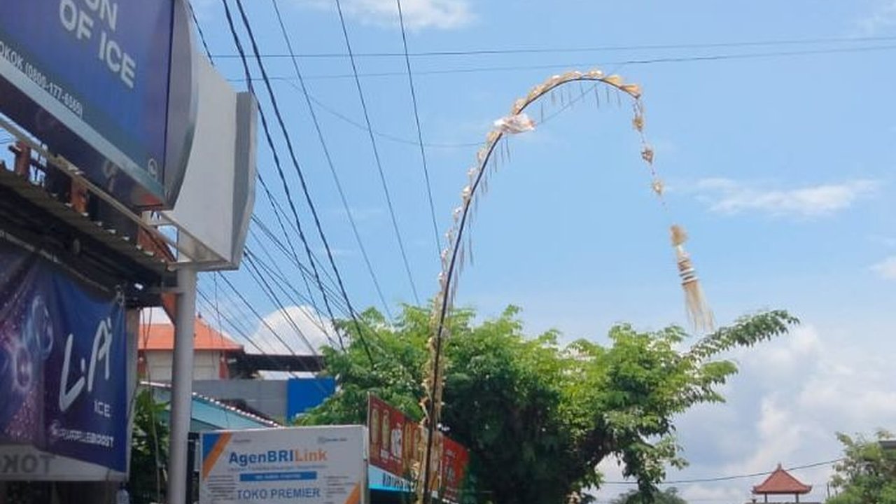 Jelang Perayaan Hari Raya Galungan, PLN Imbau Masyarakat Perhatikan Jarak Aman Pasang Penjor