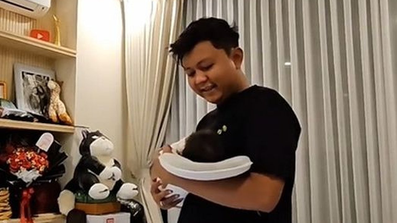 Kini jadi Ayah, Ini Potret Denny Caknan saat Gendong Baby Cundamani untuk Belajar Menidurkan Sang Anak