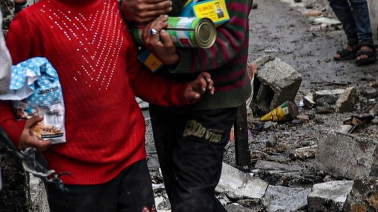 FOTO: Pilu Pengungsi Palestina di Rafah, Mengais Sisa-Sisa Makanan hingga Barang Berharga di Tengah Reruntuhan Usai Serangan Udara Israel