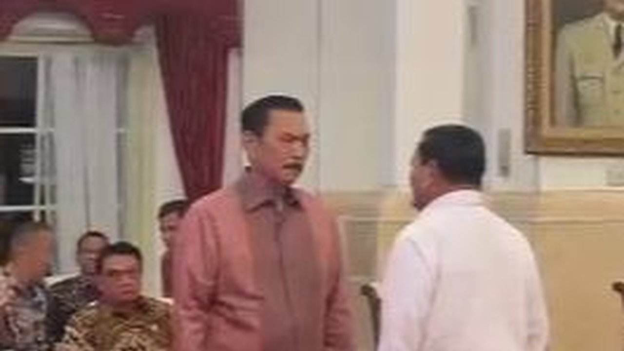VIDEO: Momen Prabowo & Luhut Saling Beri Hormat Lalu Bicara Serius, Menteri Lain Minggir