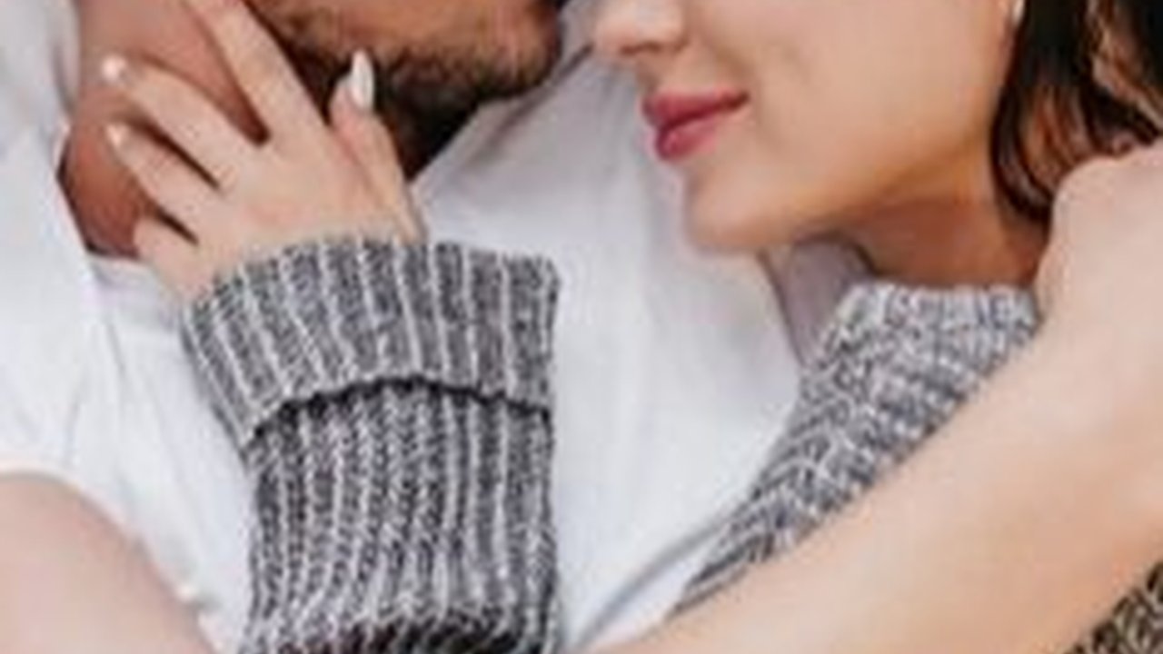 Posisi Cuddling Sebelum Tidur, Meningkatkan Kemesraan dengan Pasangan