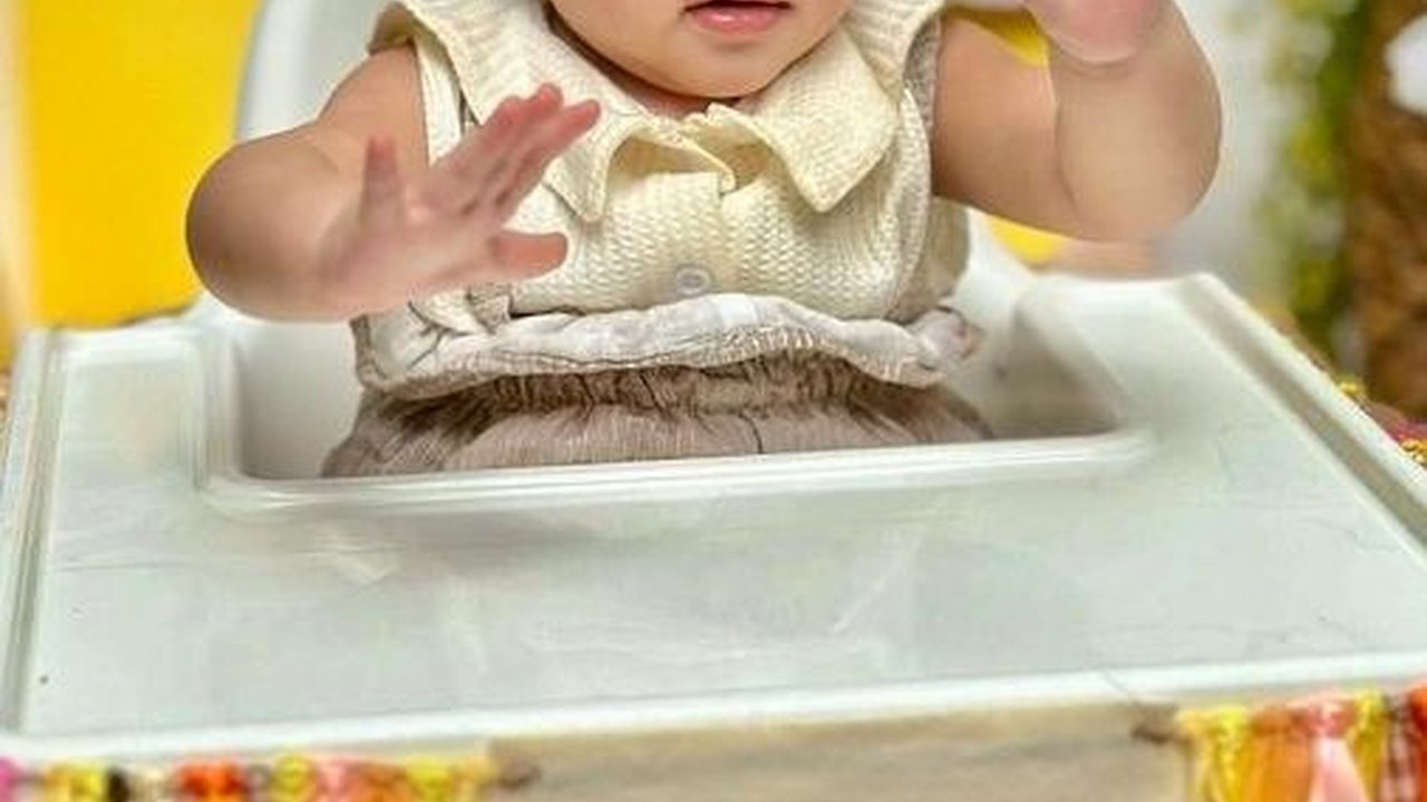 Cute! 10 Potret Ultah ke-1 Dunia Anak Penyanyi Ello, Gemesin Banget