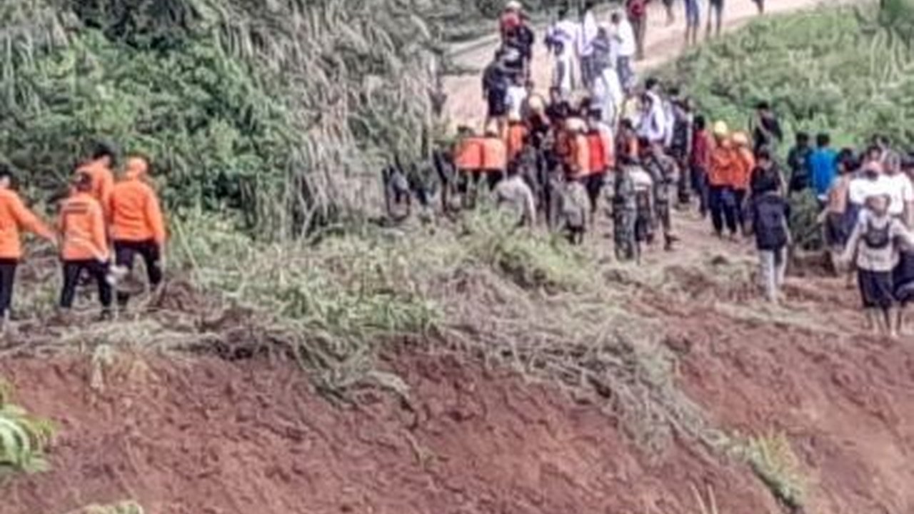 Tanah Longsor Tewaskan 4 Orang dan Putus Jalan di Luwu, Ratusan Polisi Dikerahkan Bantu Evakuasi
