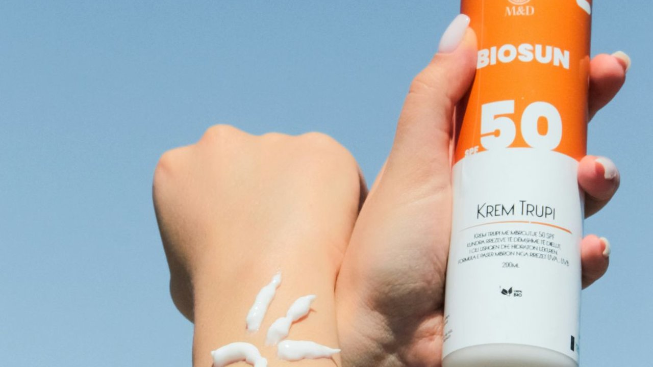 Perbedaan Sunscreen dan Sunblock, Mana yang Lebih Ampuh dan Efektif?