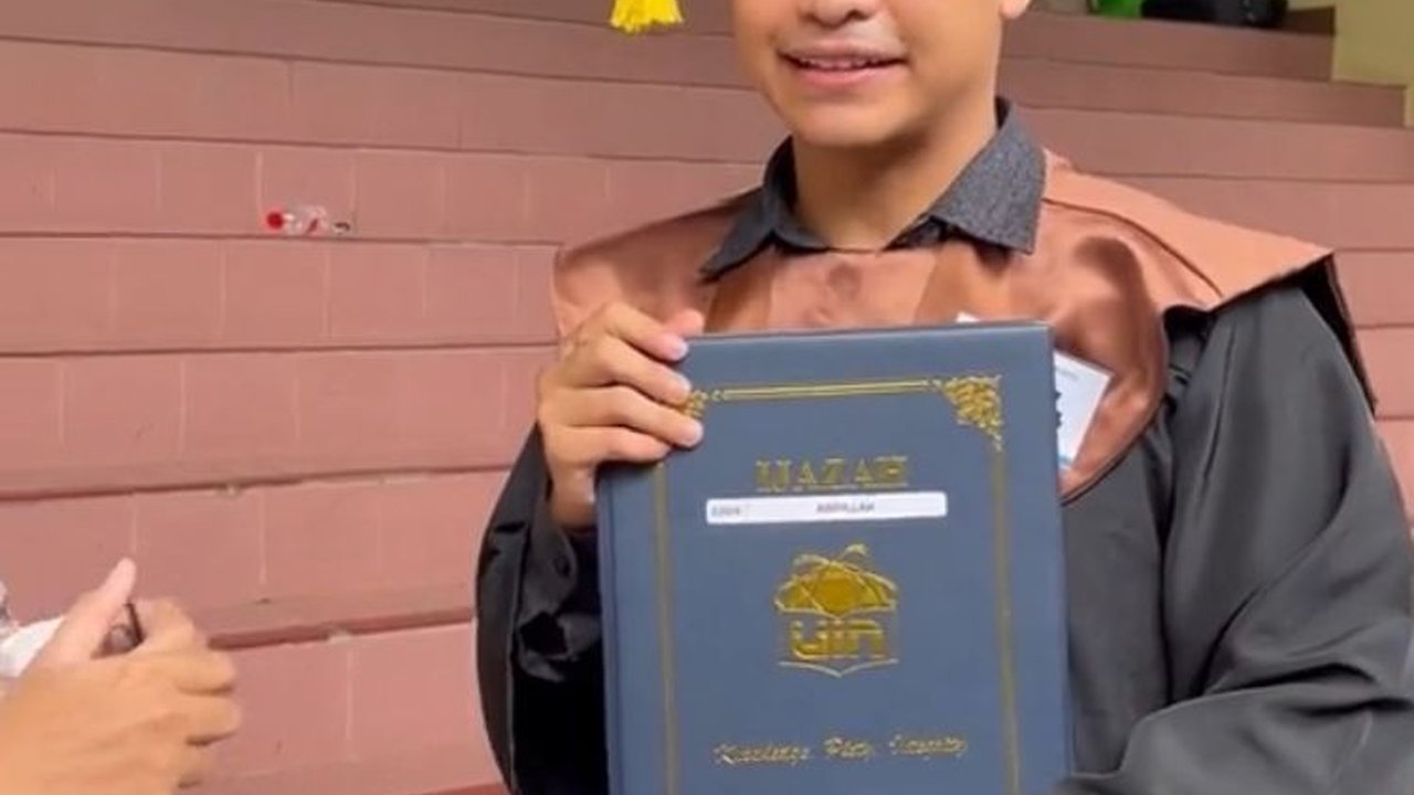 Datang ke Wisuda Mahasiswa yang Orang Tuanya Tak Bisa Hadir, Aksi Dosen Ini Tuai Pujian