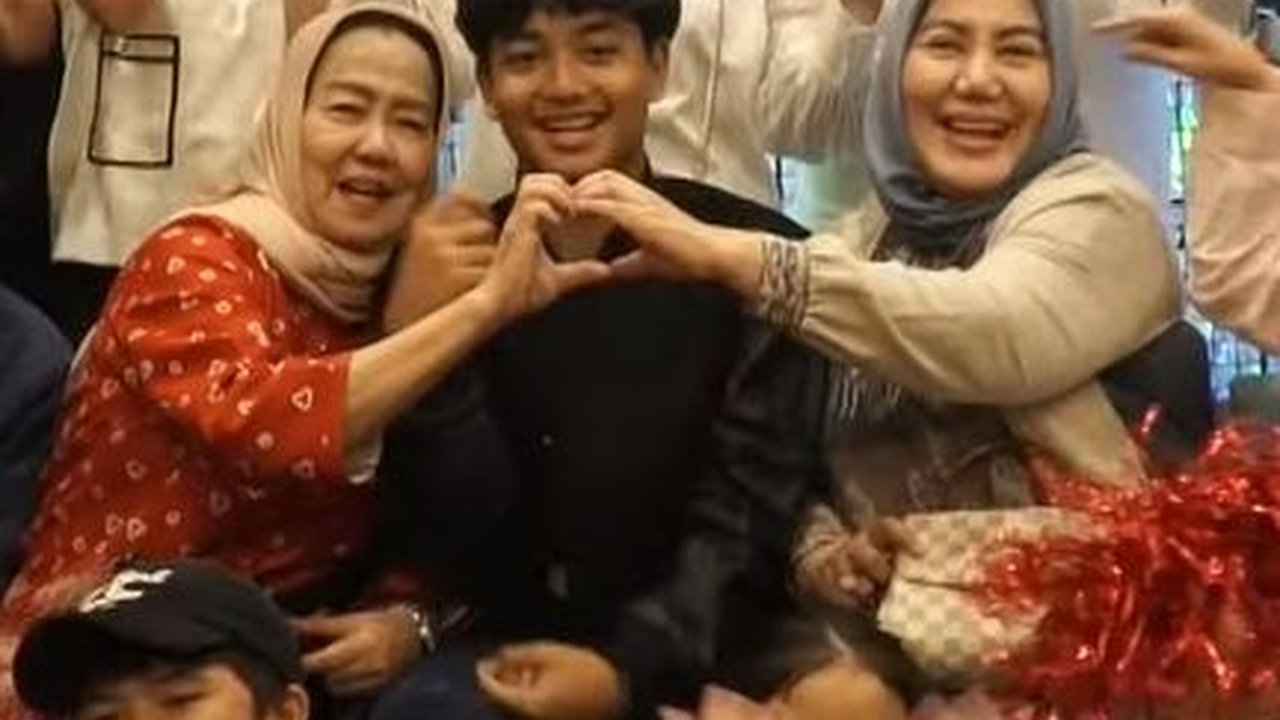 Beranjak Remaja, Potret Ganteng Razqa Putra Vega Darwanti di Momen Ultah yang Mewah