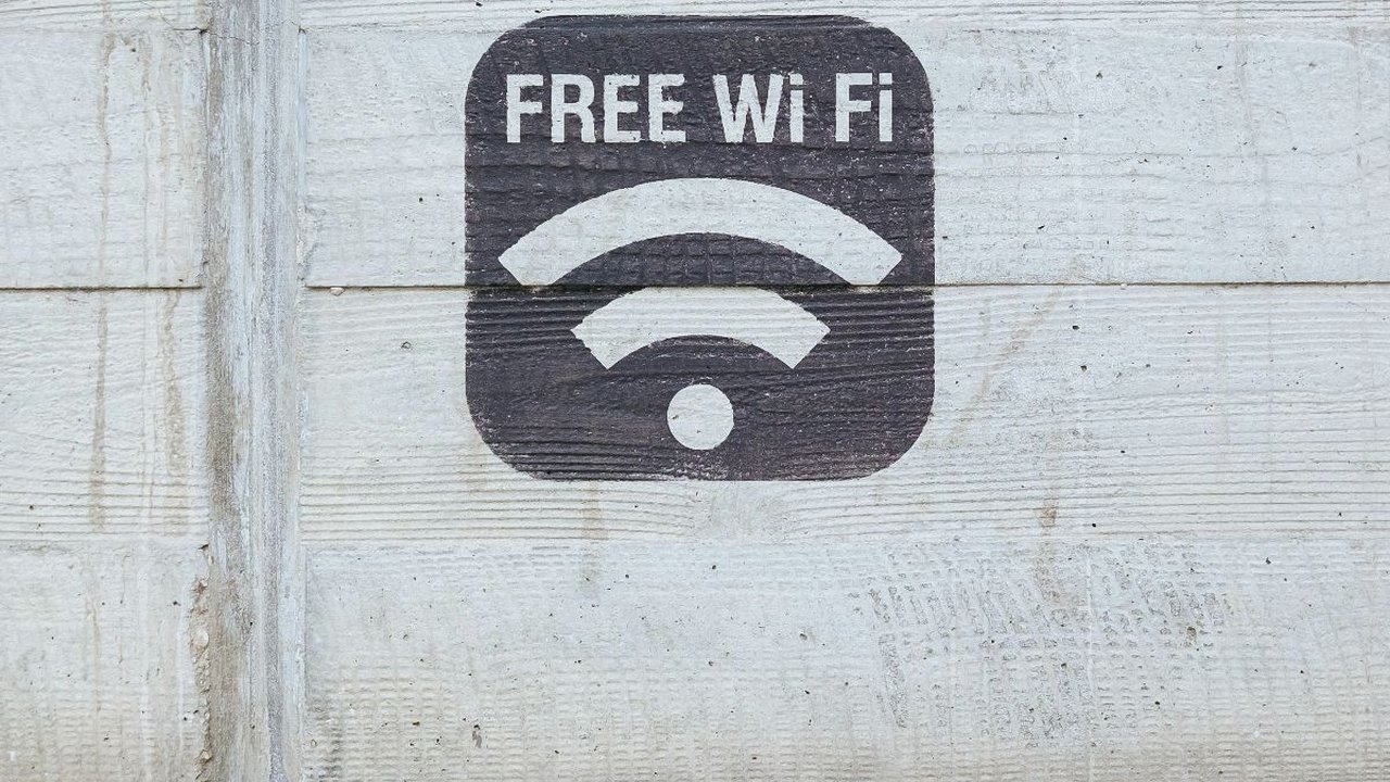 Jangan Coba-coba Lakukan Ini Ketika Pakai Wifi Gratis di Tempat Umum, Bahaya!