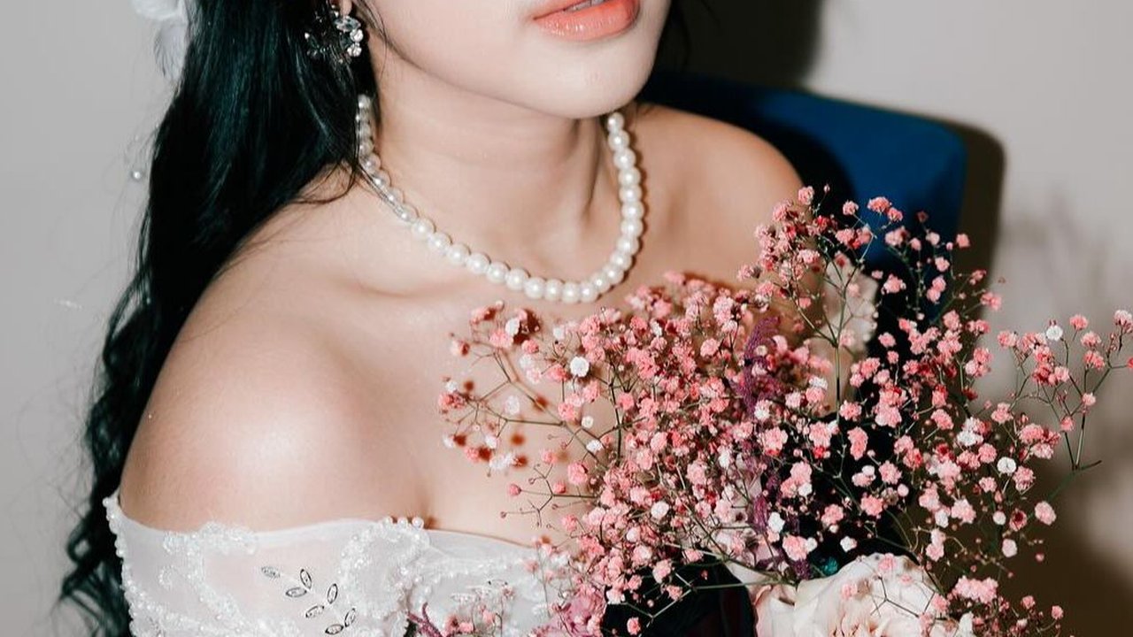 Potret Cantik Tiara Andini Kenakan Gaun Putih saat Tampil di Acara Pernikahan, Penampilannya Bak Pengantin