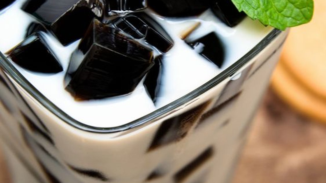 Populer di Asia Tenggara, Ini Manfaat Cincau Hitam yang Menyegarkan