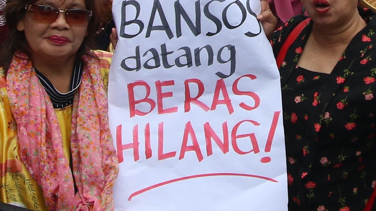 FOTO: Harga Beras Mahal, Emak-Emak Berdaster Geruduk Bawaslu Tuntut Dugaan Politisasi Bansos Diusut Tuntas