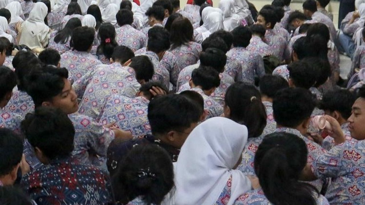 FOTO: Polisi Ajak Baim Wong Sosialisasi Anti-Bullying di Depan Para Pelajar