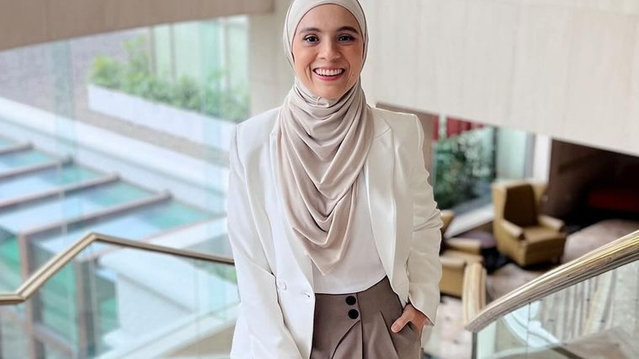 Gaya Fashion Nycta Gina yang Modis Tetap Terpancar Meski Mengenakan Hijab