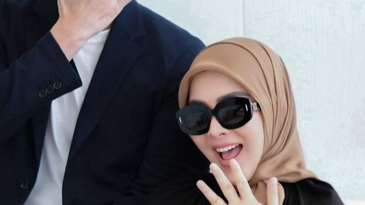 Kabar Terbaru Syahrini yang Tengah Bahagia, Dapat Hadiah 300 Kuntum Mawar Pink dari Reino Barack di Anniversary Ke-5
