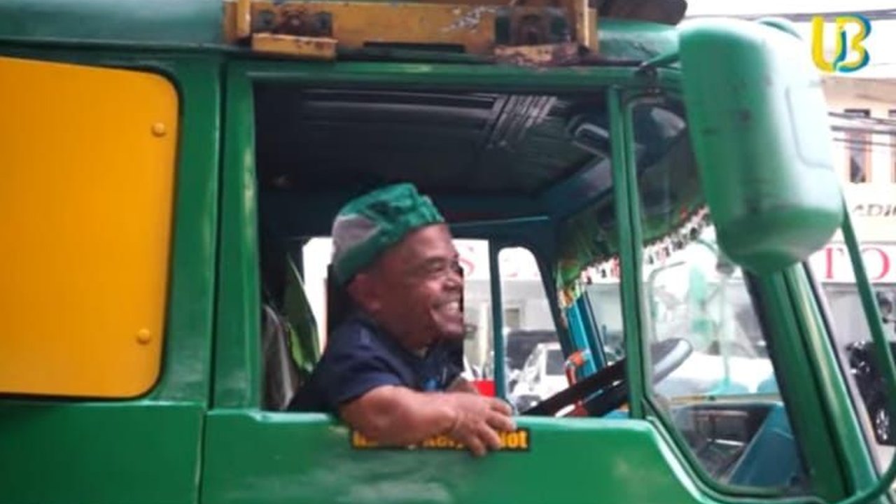 Gokil, Ucok Baba Mengemudi Mobil Tronton di Jalan Raya Begitu Lihai Bikin Ngeri Melihatnya