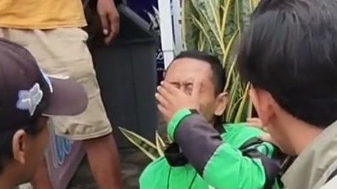 Diberi Ujian Bertubi, Driver Ojol Ini Menangis karena Motornya Hilang saat Ambil Orderan