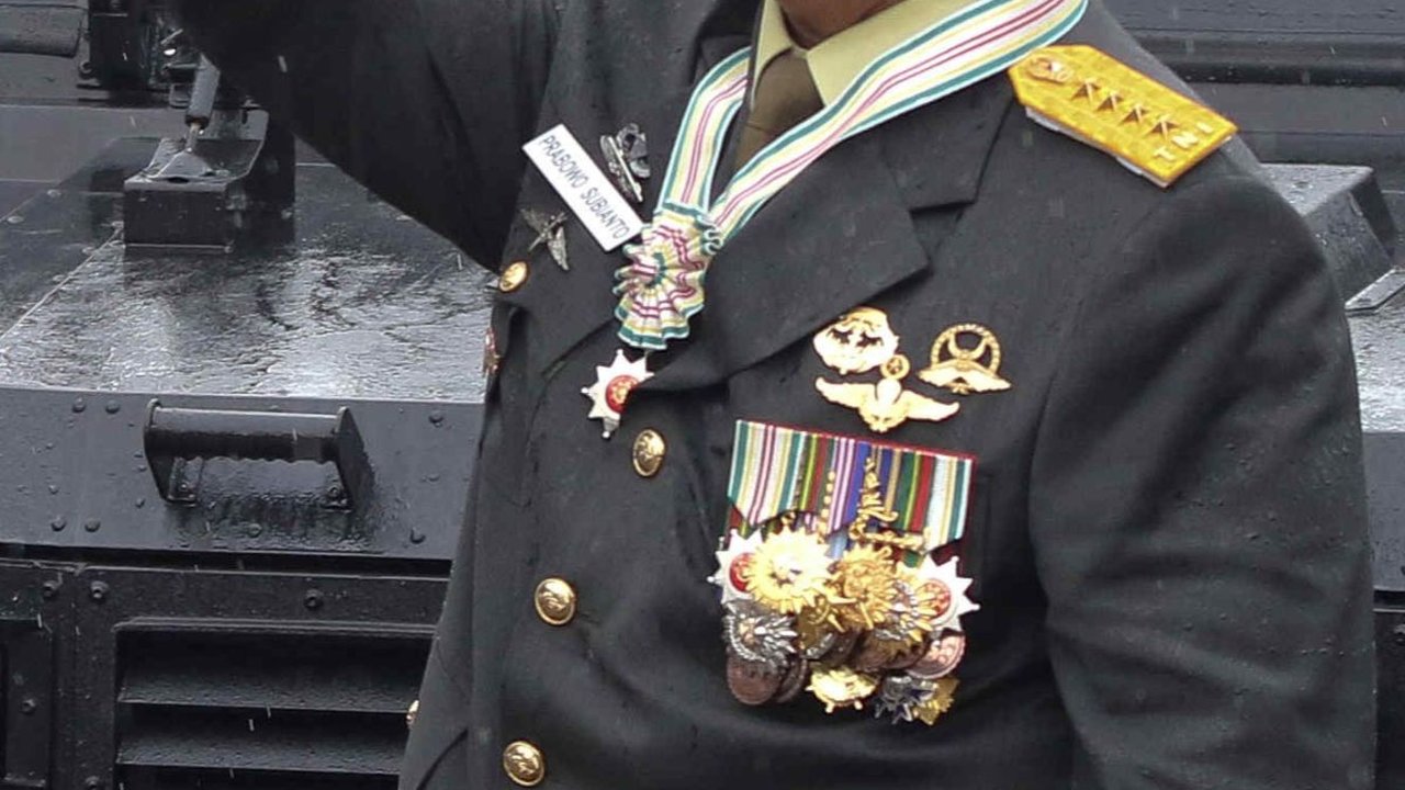 FOTO: Momen Senyum Tipis Prabowo Kembali Berseragam TNI dengan Bintang 4 dan Sederet Tanda Kehormatan