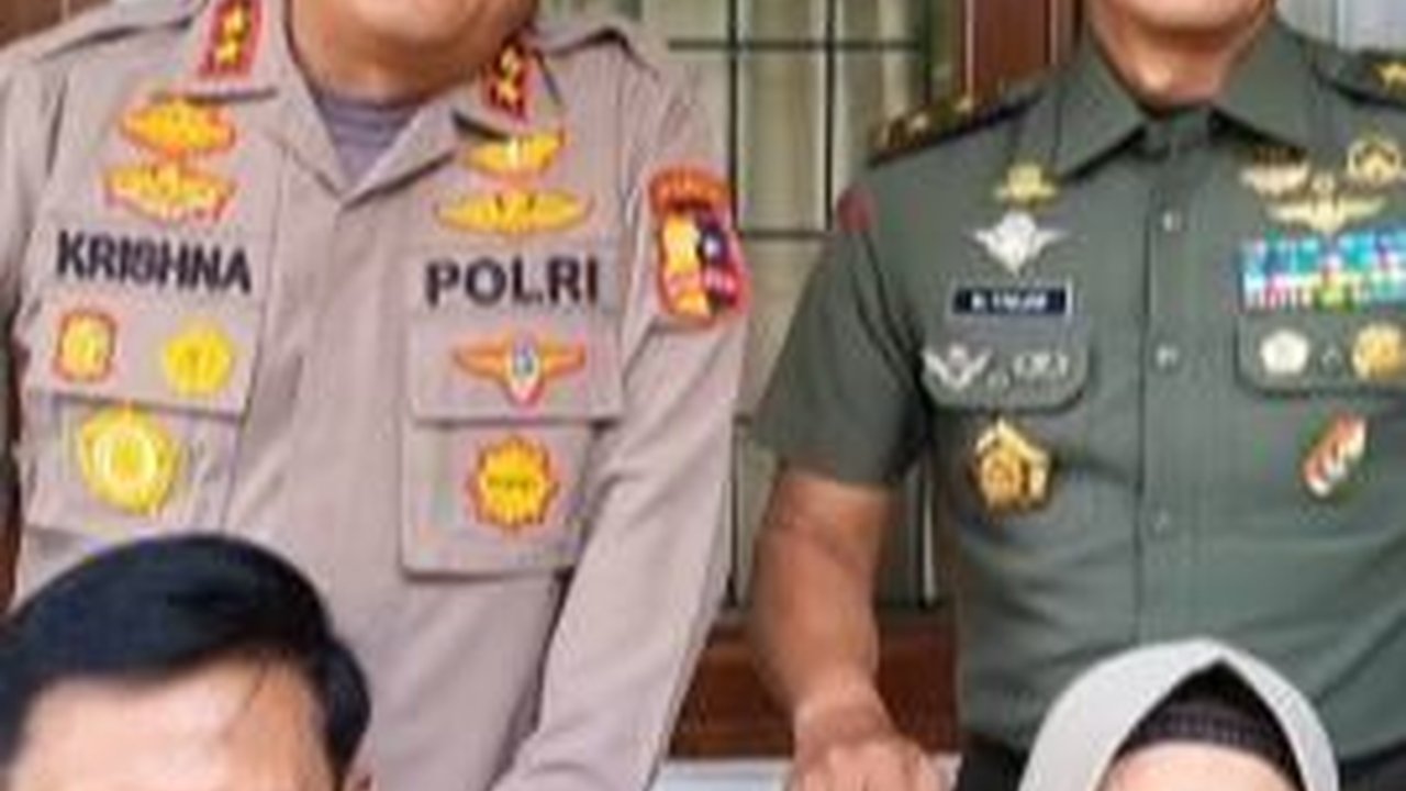 Lama Tak Bertemu, Irjen Krishna Murti Akhirnya Jumpa Adiknya Mayjen TNI yang Kini jadi Pangdam Siliwangi