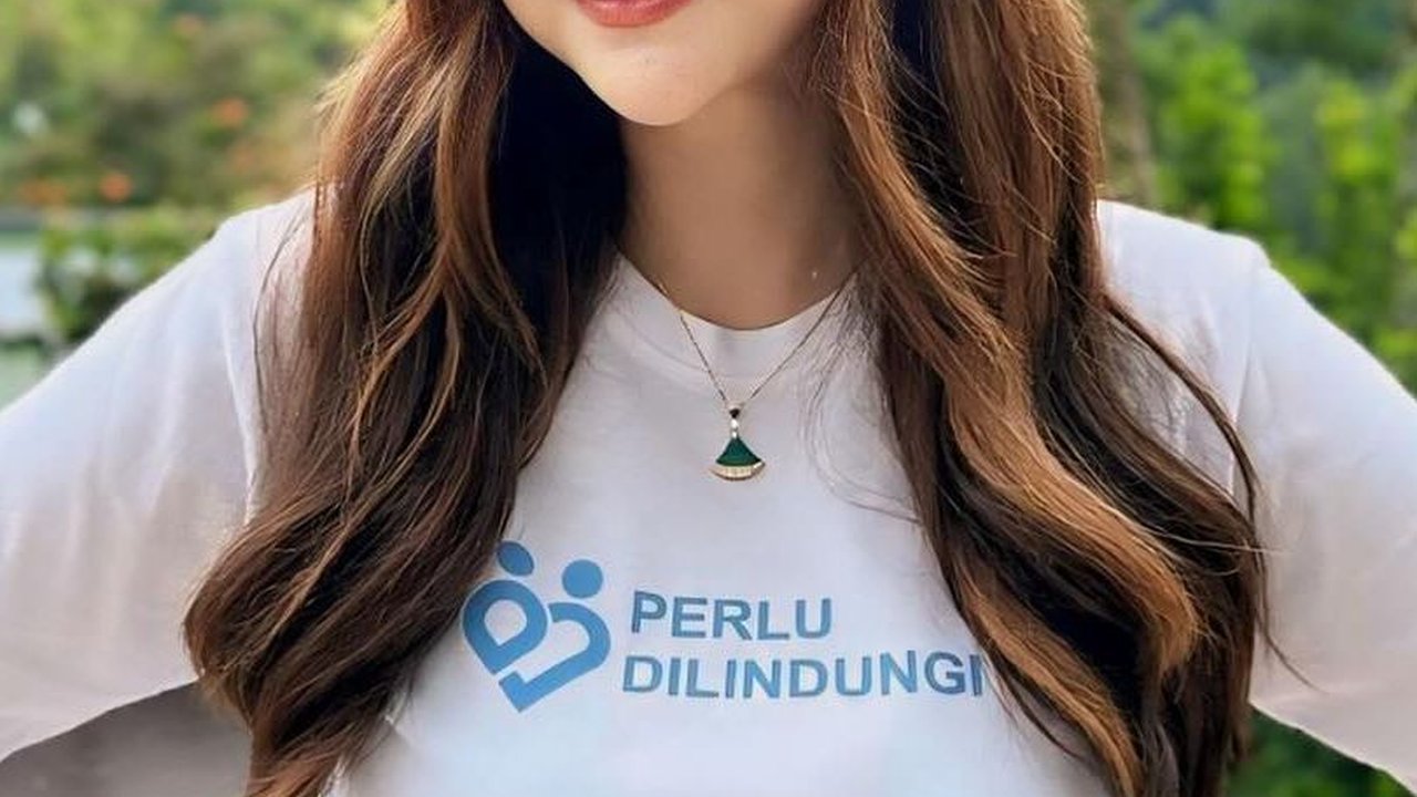10 Potret Cantik Aura Kasih di Momen Ultah ke-37, Penampilannya Bikin Salfok