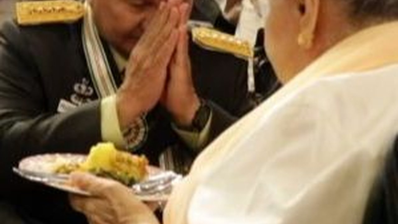 Momen Istimewa Jenderal Prabowo Sungkem ke Perempuan Berusia 105 Tahun yang Sangat Dihormati