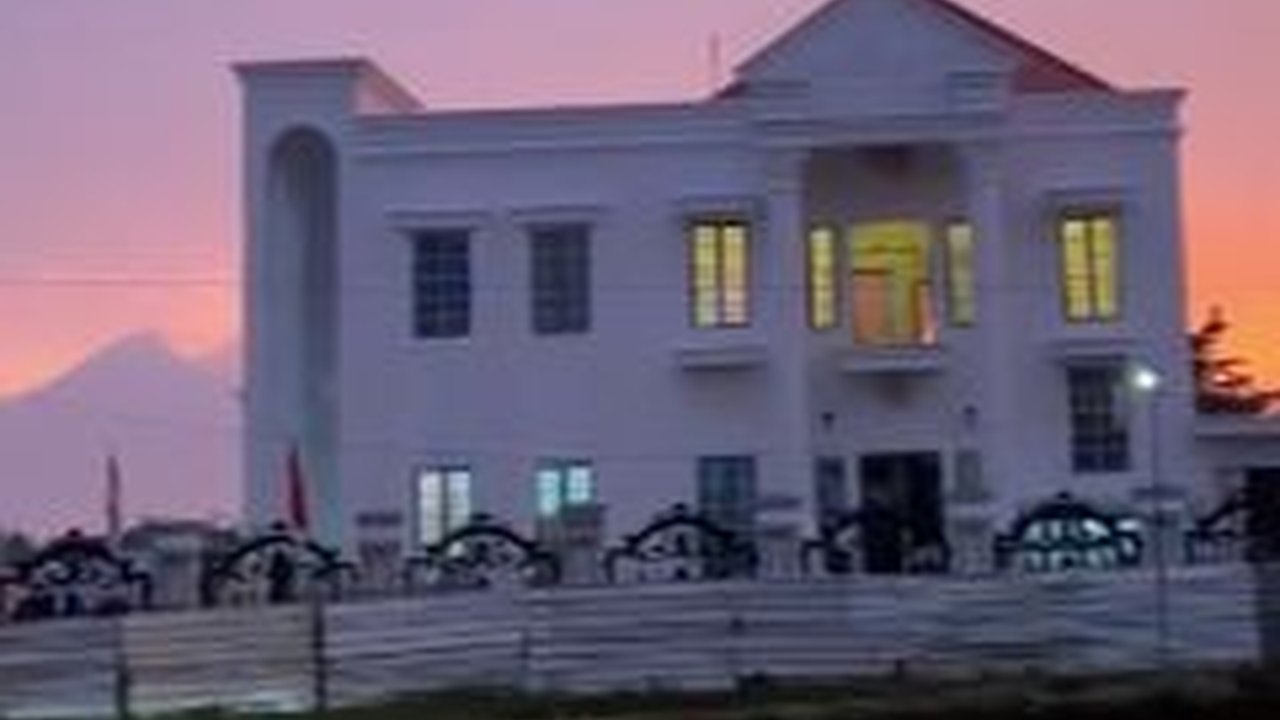 Pemilik Rumah Mewah Bak Istana Kaget Lihat CCTV, Setiap Hari Ada Bapak ini Rekam Kediamannya 'Menangis Ingin Bertemu'