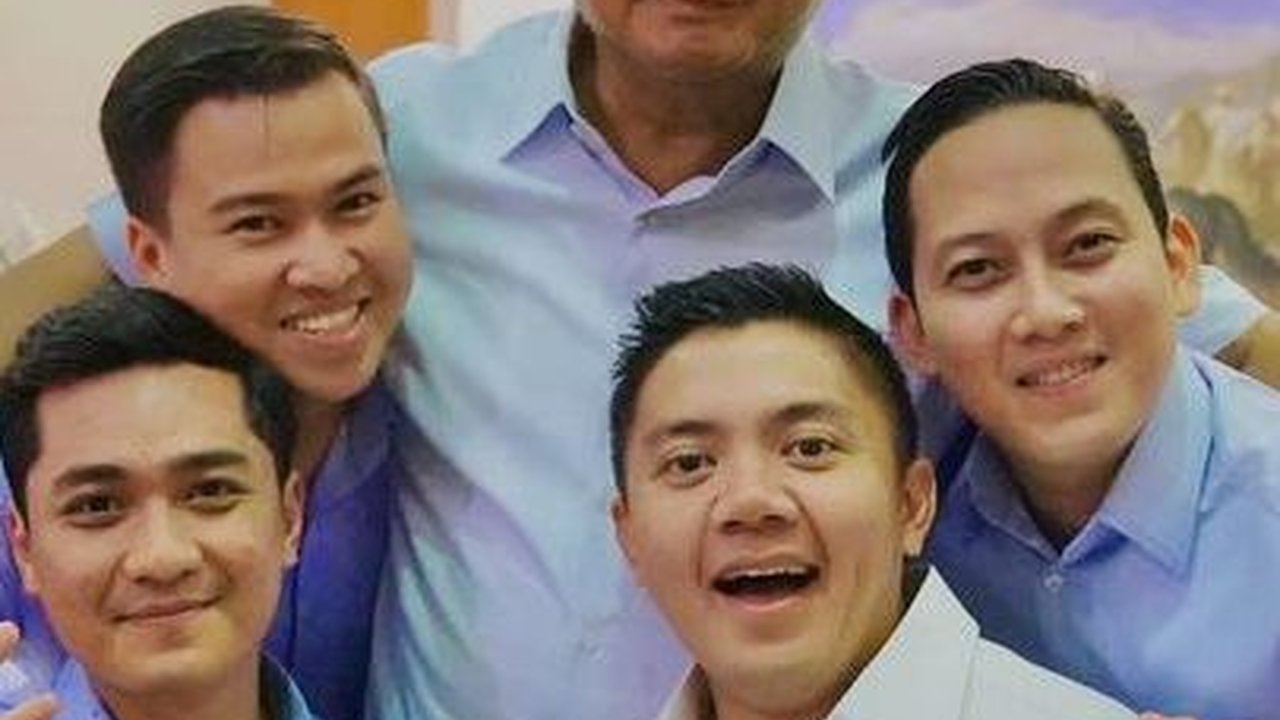 Potret Kedekatan Prabowo Subianto sama Ajudan & 3 Sesprinya yang Jarang Terekspose, 'Lebih Manja dari Anaknya