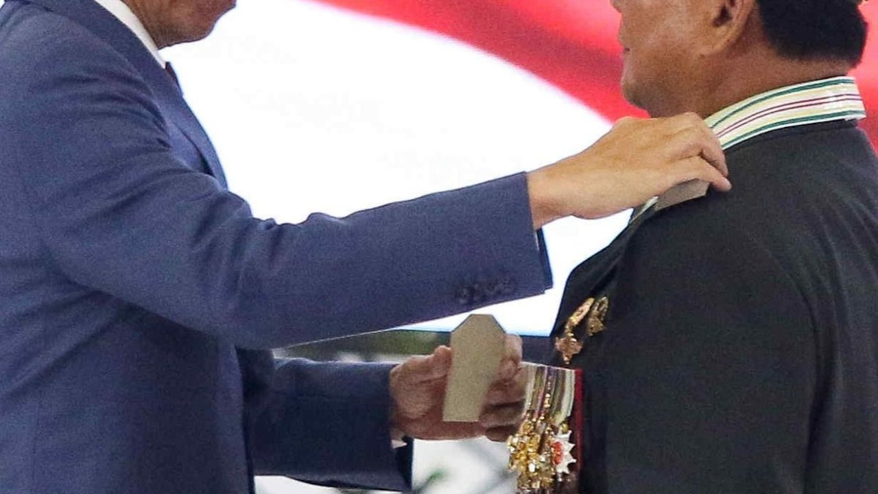 VIDEO: Reaksi Bangga Prabowo Sambil Pegang Bintang Empat di Pundak 