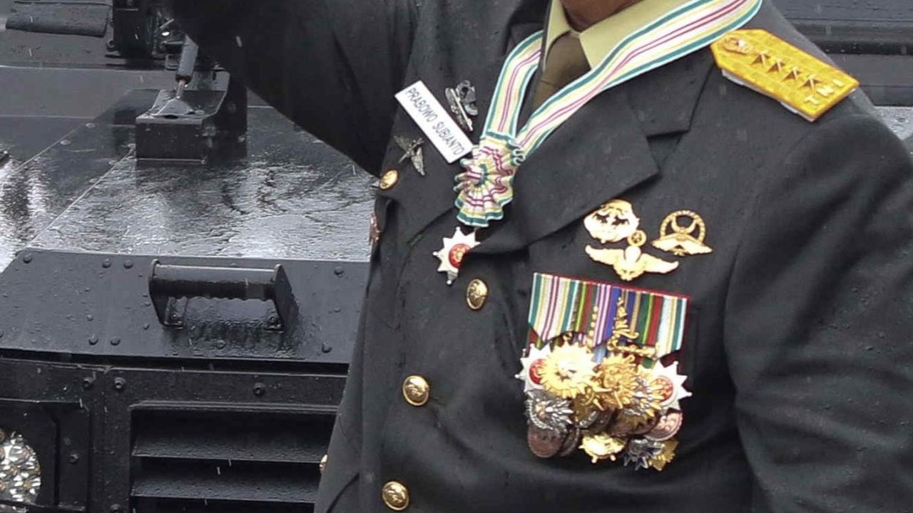 VIDEO: Prabowo Dulu Dipecat Wiranto & Dewan Jenderal Kini Diberi Bintang Kehormatan dari Jokowi