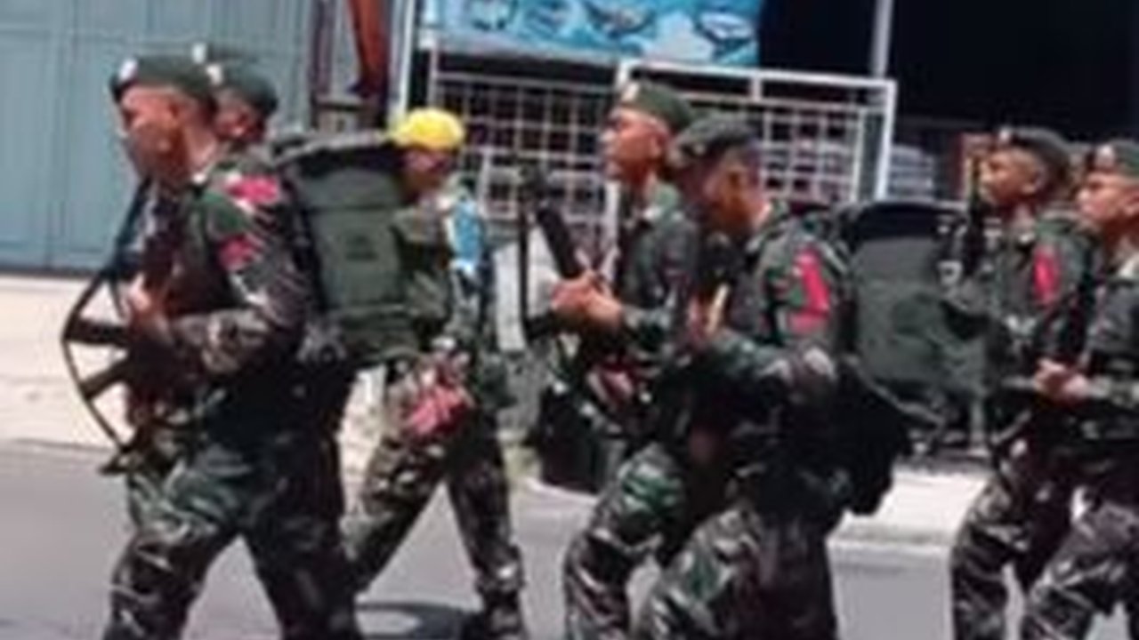 Pasukan TNI Lewat, Ibu ini 'Berani-beraninya' Langsung Ambil Selang lalu Siram Air para Prajurit